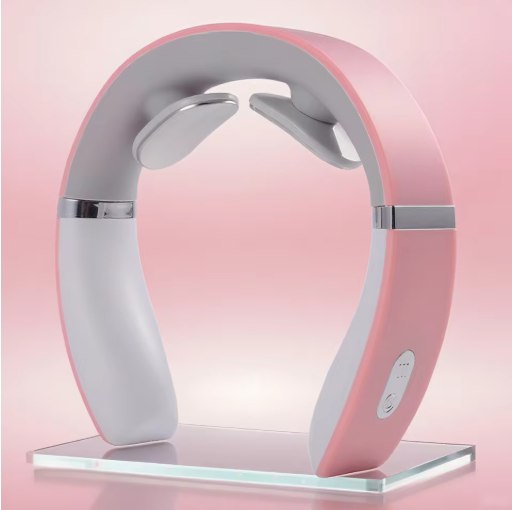 Masajeador de cuello rosa apoyado en un soporte, con fondo rosa suave